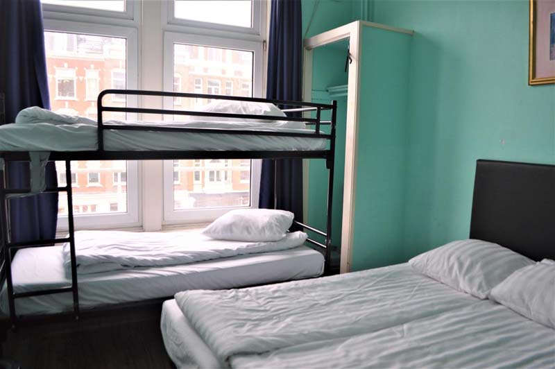 cheap hostel room amsterdam