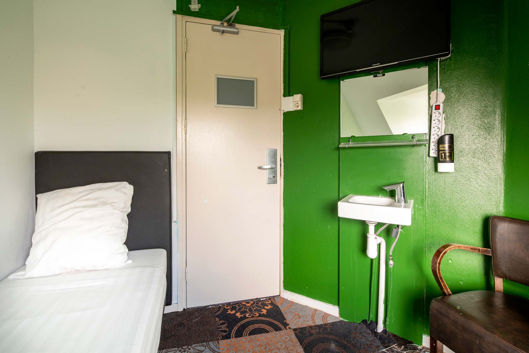 cheap single hostel in amsterdam