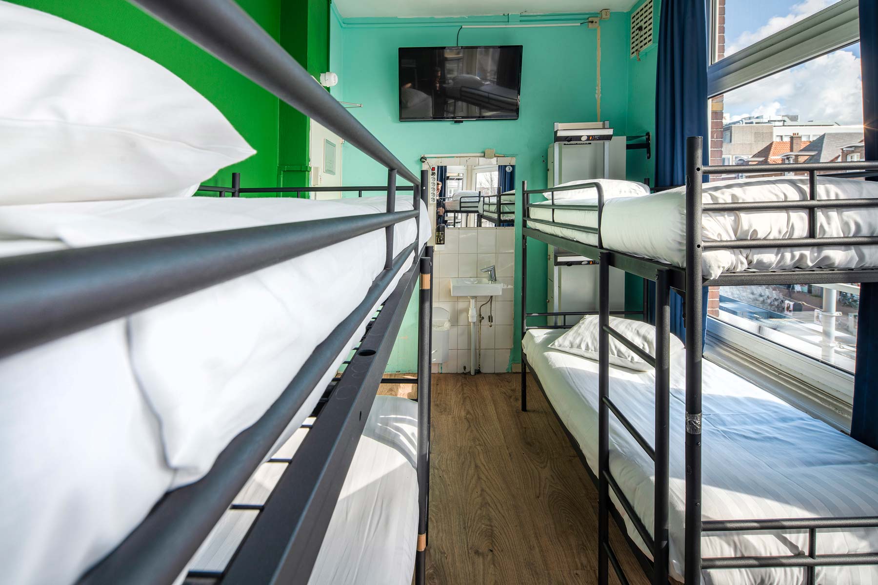 cheap hostel dorm in amsterdam