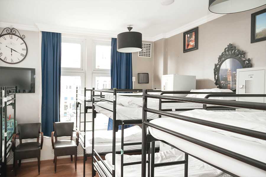 Bed in een slaapzaal met 12 bedden