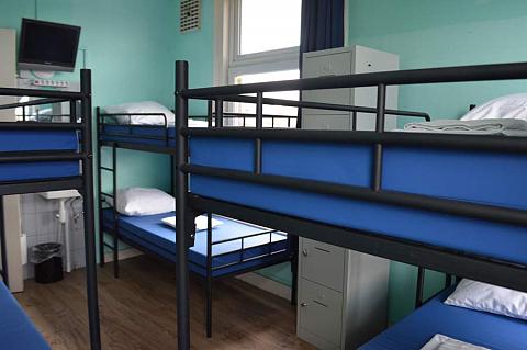 Bed in een slaapzaal met 6 bedden